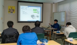 座学にて基礎を学習します。