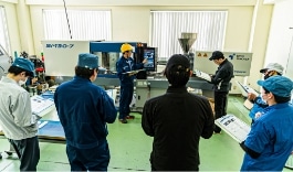 実機を使用して機械の操作・成形方法などを学習します。